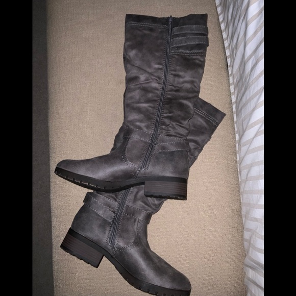 Woman’s Gray boot ( never worn ) - Picture 3 of 13